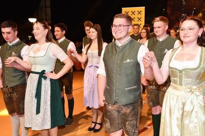 Eine stilvolle Polonaise, dargeboten mit Unterstützung von Schülerinnen der Schule Schloss Feistritz, sowie Musik von den „Buamteifl“ sorgten für eine festliche Atmosphäre.