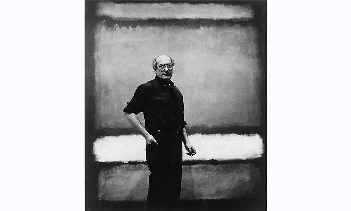 Mark Rothko vor dem Werk „No. 7“,1960, (Foto: Regina Bogat zugeschrieben)
