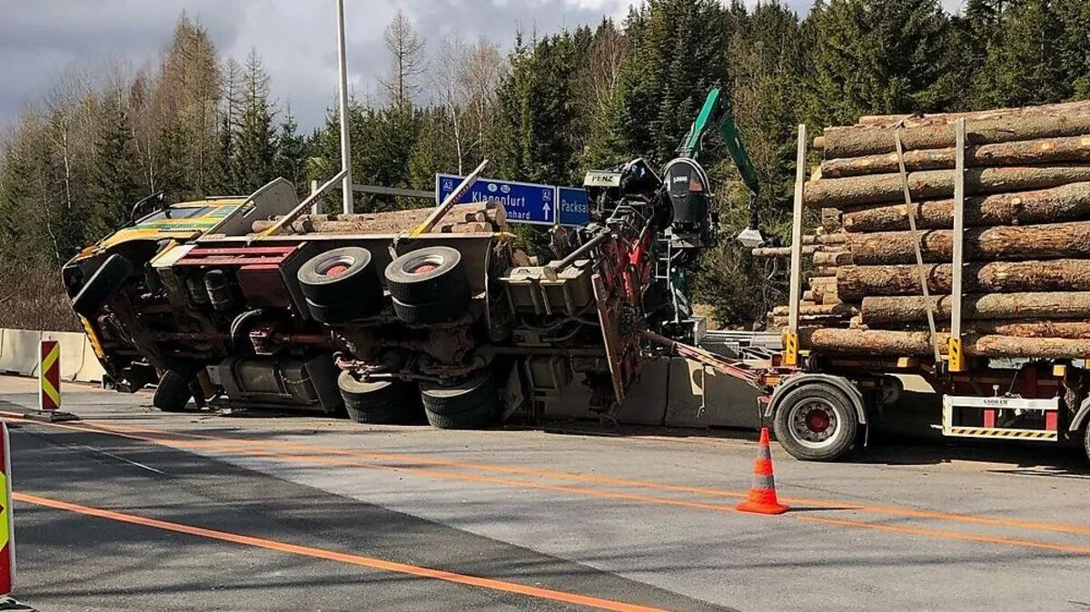 Der Lkw prallte gegen die Baustellen-Leiteinrichtung und kippte in der Folge um
