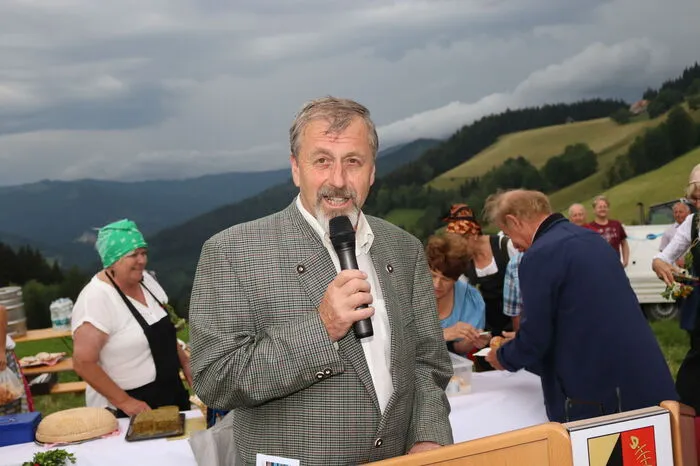 Klicken Sie sich durch die Fotos vom traditionellen "Sunnwendrach'n" in Graden bei Köflach.