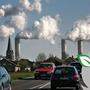 Verkehr und Energieversorgung zählen zu den Schlüsselbereichen für eine Reduktion des Treibhausgasausstoßes (im Bild das RWE-Braunkohlekraftwerk Neurath in Deutschland)