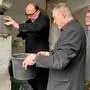 Konzentriert mauerte Bischof Hermann Glettler (links) unter den strengen Augen von Architekt Paul Senfter und Dekan Franz Troyer (rechts) einen Marmorstein ein