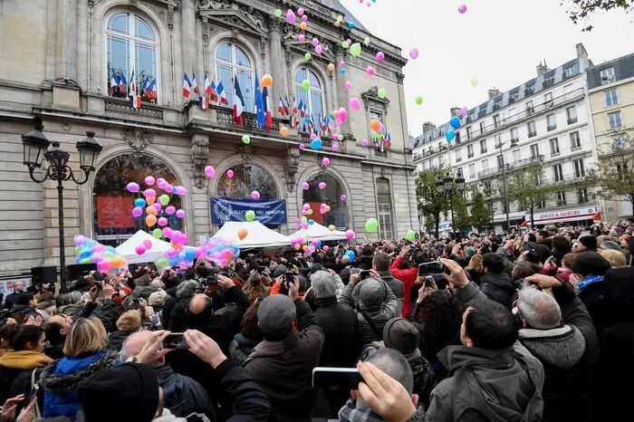 Präsident Francois Hollande enthüllte am Sonntag an der Pariser Konzerthalle Bataclan und den anderen Orten der Attentate Gedenktafeln und legte Kränze nieder.