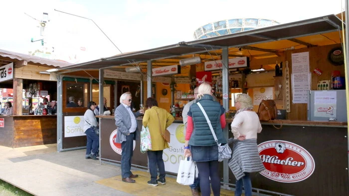 Nicht nur wegen der Bratwurst mit Sauerkraut und der Currywurst kommen die Besucher gerne beim „Sonnhof“ vorbei. 