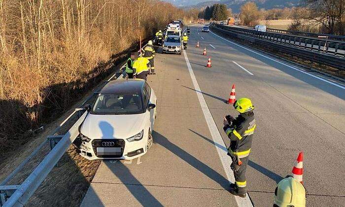 Die Feuerwehrleute sicherten die Unfallstelle ab