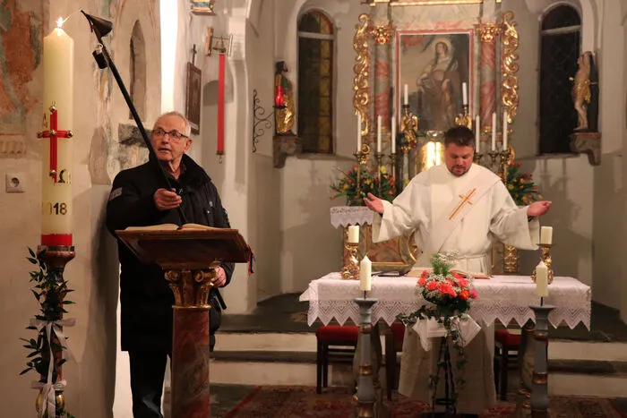 In der Radweger Kirche fand dazwischen die Auferstehungsfeier durch Diakon und Religionslehrer Bernd Huber statt.