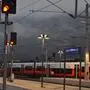Die Cityjets stehen am Spittaler Bahnhof aneinander gereiht. Die Ampeln sind auf Rot gestellt