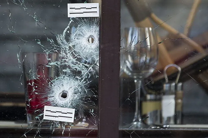 Das "Terrassenkommando", wie es die Ermittler später nennen, fährt in einem schwarzen Seat weiter und schießt mit Schnellfeuergewehren auf Gäste des nahe gelegenen Restaurants "Bonne Biere" und der Pizzeria "Casa Nostra". Fünf Menschen sterben.