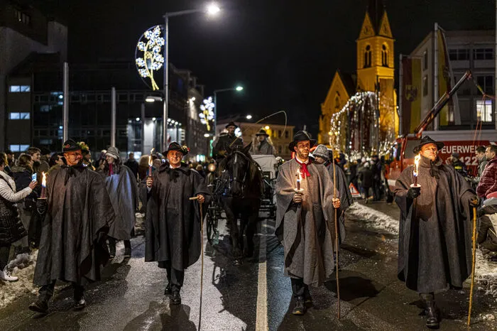 Am Hans-Gasser-Platz folgte die Friedensbotschaft des Christkinds, die Ansprachen des Nachtwachters und des Kindlvaters.