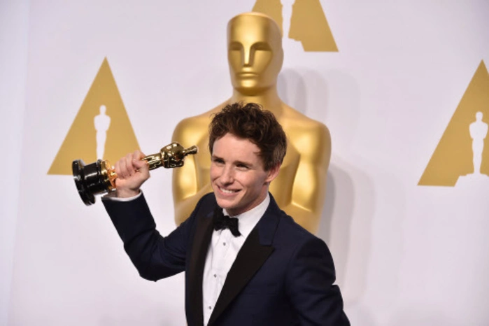 Den Preis als bester Hauptdarsteller nahm der Brite Eddie Redmayne für sein Porträt des schwerrkanken Physikgenies Stephen Hawking in "Die Entdeckung der Unendlichkeit" entgegen. "Ich bin nur der Aufpasser auf diesen Preis", hielt er fest, "er gehört Stephen und seinen Kindern."