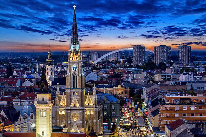 Als erste Stadt außerhalb der EU trägt Novi Sad den 2022 den Titel „Kulturhauptstadt Europas“. Sie ist bekannt für ihre drei Brücken über die Donau, die bei NATO-Luftangriffen zerstört worden waren und inzwischen wieder aufgebaut sind.
