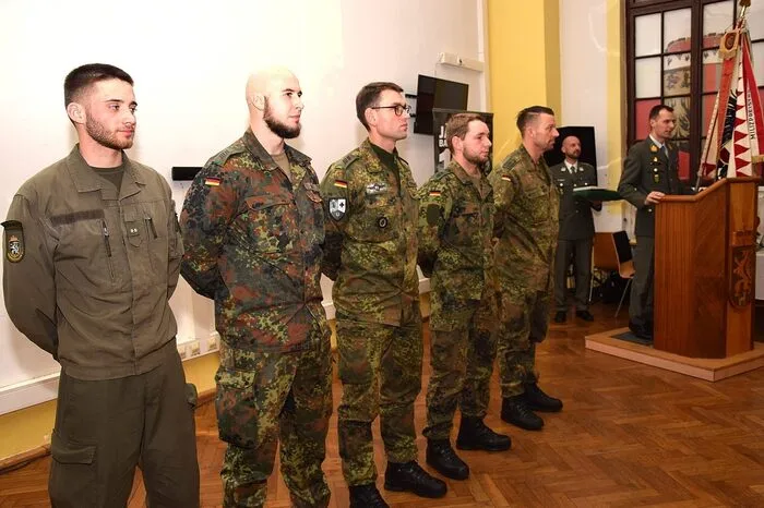 34 neuen Unteroffizieren überreichte Pilz bei diesem Anlass das Ernennungsdekret.