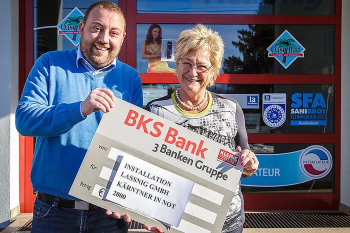 Ein Herz für bedürftige Kärntnerinnen und Kärntner zeigt seit Jahren die Firma CMS Electronics GmbH in Klagenfurt. Auch heuer stellte sich Geschäftsführer Michael Velmeden (Mitte) mit Jutta Singer und Sven Skjellet mit einem 2000-Euro-Scheck bei „Kärntner in Not“ ein.