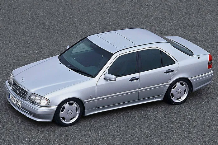 Von den Leistungsdaten vielleicht nicht so beeindruckend wie seine Kollegen, doch für AMG selbst war der C 36 ein riesiger Schritt. Die Sportversion der ersten C-Klasse von 1993 ist nämlich das erste Modell, das nicht nachträglich umgebaut, sondern fixfertig ab Werk erhältlich war. Kein Wunder, Mercedes war von den Erfolgen der Edelschmiede in der Nachbarschaft dermaßen angetan, dass man sie gleich komplett übernahm und künftig alle sportlichen Aktivitäten bei ihr bündelte. Und als offizieller Werks-Tuner nahm man sich natürlich das Modell vor, das gerade auch in der deutschen Tourenwagenmeisterschaft unterwegs war. Der V6-Motor des C 36 indes leistete 280 PS, als optischer Aufputz reichte in den schmähbefreiten 90ern die typischen AMG-Felgen, ein Sportfahrwerk und natürlich ein hübscher Spoilersatz.