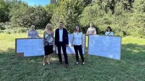 Lambert Schönleitner (Mitte) mit Eva Url (vorne links) und Silvia Hartleb (vorne rechts) sowie Anrainern