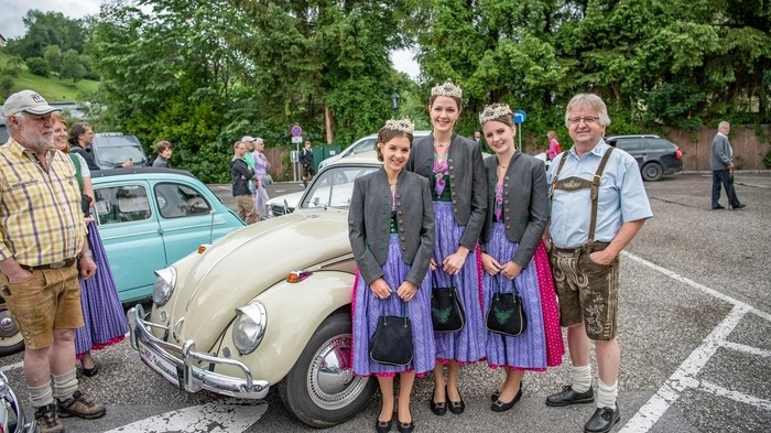 Der Ausseerland Motor und Veteranen Club lädt jedes Jahr zum Oldtimertreffen rund ums Narzissenfest ein - das haben sich natülich auch die Narzissenhoheiten nicht entgehen lassen.