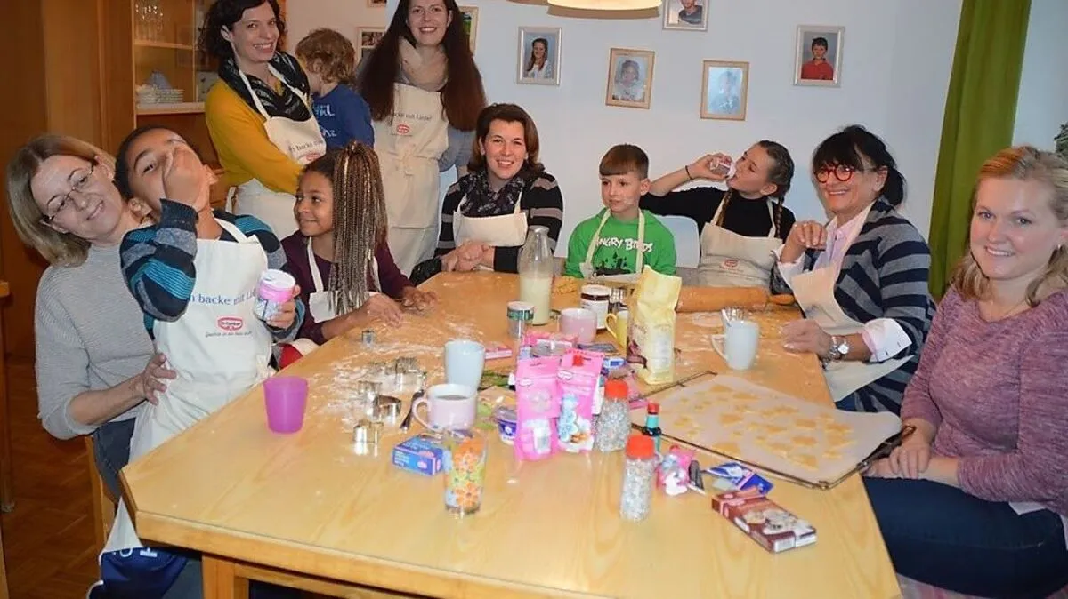 Auch heuer sind Doris Grabner, Ingrid Schellander, Sandra Lauritsch, Anneliese Petrik und Kathrin Angermann vom Unternehmen am Standort Villach in der Vorweihnachtszeit ins Patenhaus im SOS Kinderdorf in Moosburg gekommen, um gemeinsam Kekse zu backen.