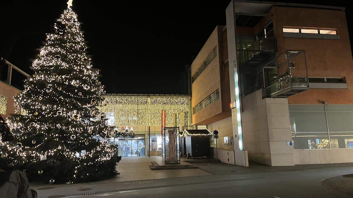 Die Weihnachtsbeleuchtung des Christbaums in Köflach wurde mutwillig heruntergerissen