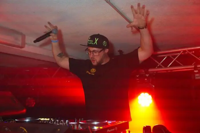 Im Party-Stadl sorgte DJ FeelX für gute Stimmung.