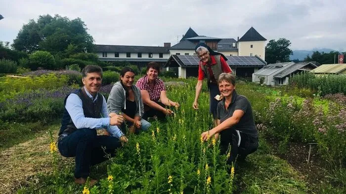 Projektleiter Gerhard Neff, die Gärtnerinnen Andrea Feistritzer und Gudrun Gatterer-Kofler mit Schwester Pallotti Findenig und Vorarbeiterin Elisabeth Würcher (von links)