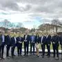 Landeshauptmann Christopher Drexler (5. v. l.) gemeinsam mit Vertretern aus der Politik und Wirtschaft vor der Wiese, auf der das neue Lehrlingsheim in Feldbach errichtet werden soll