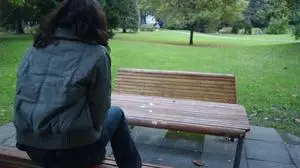 sujet, jugend, jugendliche, mädchen, pubertät, einsam, nachdenken, nachdenklich, schule, probleme in der schule, psychische probleme, einsamkeit, familie, kind, kinder, psychisch labil