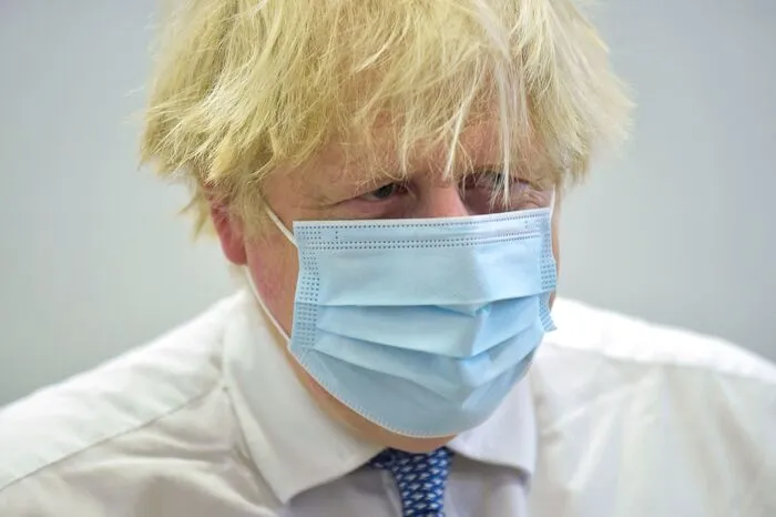 Ein europäischer Staatsmann, den Corona früh traf, war Ende März 2020 der britische Premierminister Boris Johnson. Die Regierung hatte damals noch gezögert, harte Maßnahmen gegen die Ausbreitung des Virus einzuführen. Johnson musste eine Woche ins Spital, drei Tage verbrachte er auf der Intensivstation. Er musste mit Sauerstoff versorgt werden.