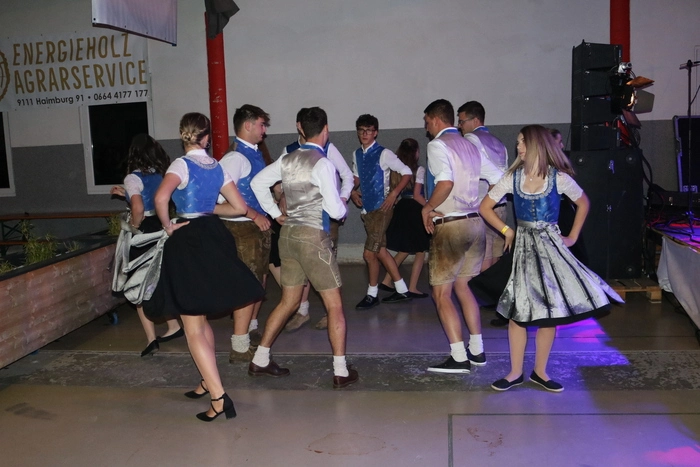 Die LJ Diex eröffnete mit einigen Volkstänzen den Abend und den Tanzboden.