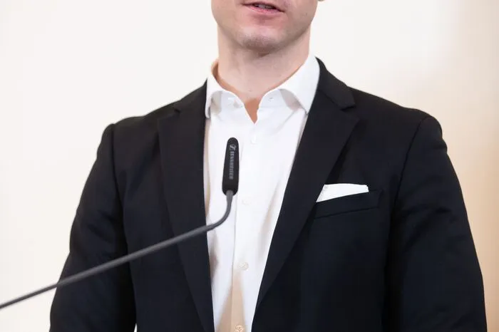 Gernot Blümel von der ÖVP (38 Jahre, aus Wien) wird Finanzminister. Wie Sebastian Kurz wurde auch dessen Vertrauter Blümel von Ex-ÖVP-Chef Michael Spindelegger gefördert. An der Seite von Kurz machte Blümel Karriere, zuletzt als Kanzleramtsminister (zuständig für Kultur und Medien) und Regierungskoordinator. Nun bekommt der studierte Philosoph Blümel noch mehr Macht und wird Chef im Finanzministerium. Ob er als Chef der Wiener ÖVP 2020 in die Landtagswahl zieht, ist unklar.