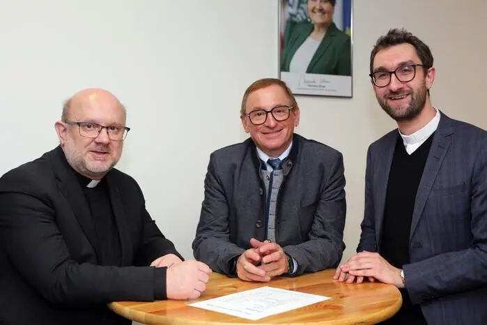 Veranstaltet wurde der Ball vom Pfarrgemeinderat, dessen Bedeutung im Ort groß ist. „Im Feistritztal sind 90 Prozent der Bevölkerung katholisch. Hier hat der Pfarrgemeinderat einen hohen Stellenwert“, sagte Organisator Franz Hinterleitner und betonte: „Auch im Bereich der Seelsorge.” Diese Rolle unterstrichen auch Pfarrer Martin Waltersdorfer und Kaplan Markus Krill, die seit vier Monaten in Gasen wirken und den Abend mitten unter den Gästen verbrachten.