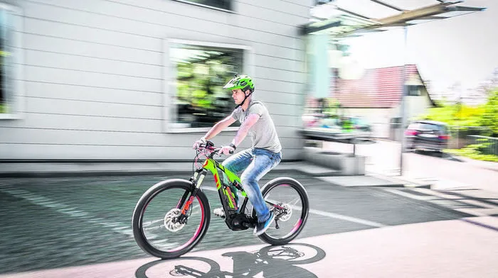 Mit dem Rad in die Arbeit, ohne ins Schwitzen zu kommen – mit E-Bikes kein Problem. Bei 25 km/h wird die Unterstützung abgeregelt. 45 km/h sind zwar auch möglich, nur muss das Fahrrad dann zum Verkehr zugelassen werden und bekommt wie ein Moped ein rotes Kenn­zeichen