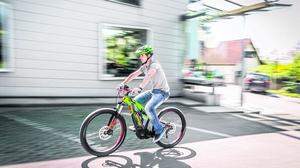 Mit dem Rad in die Arbeit, ohne ins Schwitzen zu kommen – mit E-Bikes kein Problem. Bei 25 km/h wird die Unterstützung abgeregelt. 45 km/h sind zwar auch möglich, nur muss das Fahrrad dann zum Verkehr zugelassen werden und bekommt wie ein Moped ein rotes Kenn­zeichen