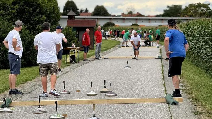Beim achten Gemeinde-Straßenturnier im Stockschießen für Firmen und Vereine in Bad Loipersdorf gingen insgesamt 16 Viererteams an den Start.