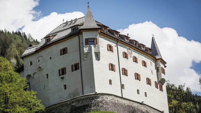 Imposant erhebt sich Schloss Lengberg über Nikolsdorf. Das Gebäude wurde um 1180 errichtet. Seit 1956 verpachtet das Land Tirol das Schloss an das "Aufbauwerk". Das soziale Unternehmen begleitet junge Menschen mit Förderbedarf auf dem Weg ins Arbeitsleben.