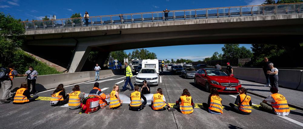 Klimaaktivisten der „Letzten Generation“ blockierten die A10 in Richtung Villach 