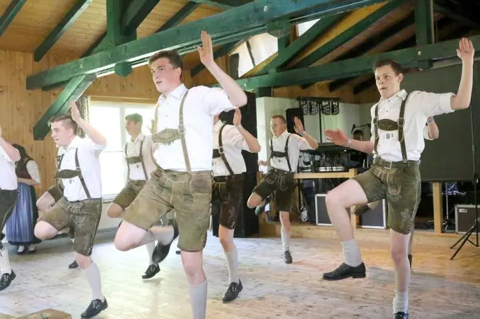 Während beim Nachmittagsprogramm die Kulmer Schuhplattler (Foto), der Männergesangsverein „Geselligkeit“ Meiselding, der Kinderchor Meiselding und die LJ Meiselding ihren großen Auftritt hatten, kam bereits am frühen Abend in der Vereinshalle richtige Partystimmung auf. Und auch bei DJ „Rokko“ herrschte in der LKW-Disco ausgelassene Stimmung.