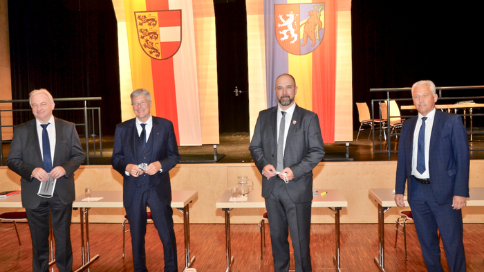 Walter Hartlieb (rechts), der 23 Jahre lang Bürgermeister von Kötschach-Mauthen war, legte sein Amt zurück. Ihm folgt Josef Zoppoth (Dritter von links) nach.