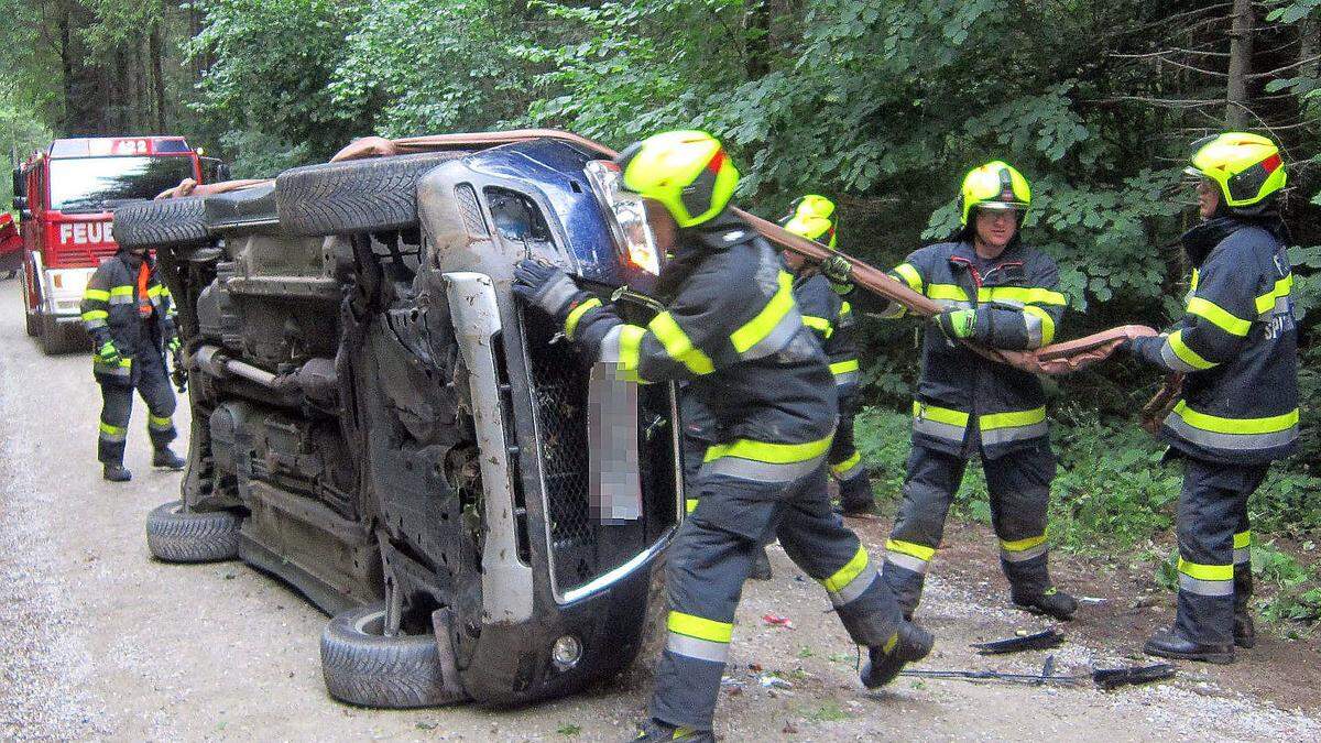 Die FF Spital stellte das Auto wieder auf die Räder und machte die Straße frei