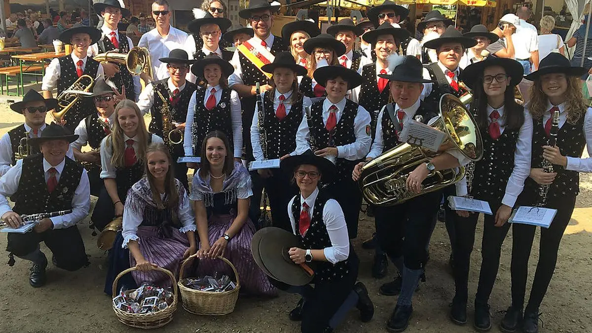 Die Jauntaler Trachtenkapelle Loibach mit Obfrau Rosina Glawar (stehend, 1. Reihe, 4. von rechts)