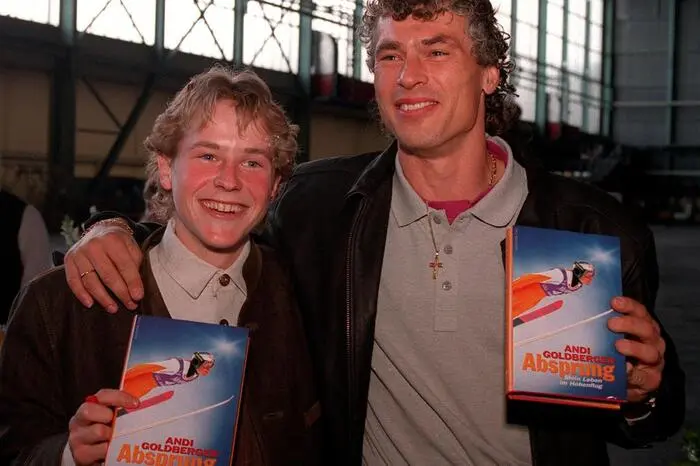 ...knapp über 20 gab es ein Buch, hier bei der Präsentation mit Toni Polster