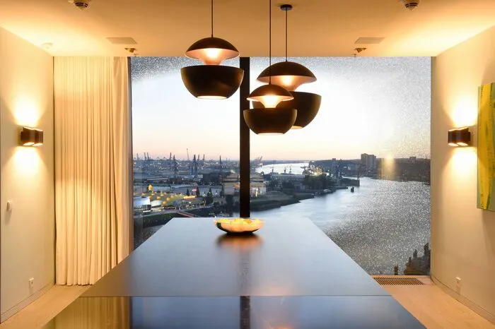 Die Inneneinrichtung stammt von der britischen Interior Designerin Kate Hume. Der neue Eigentümer der Wohnung kommt aus Süddeutschland.