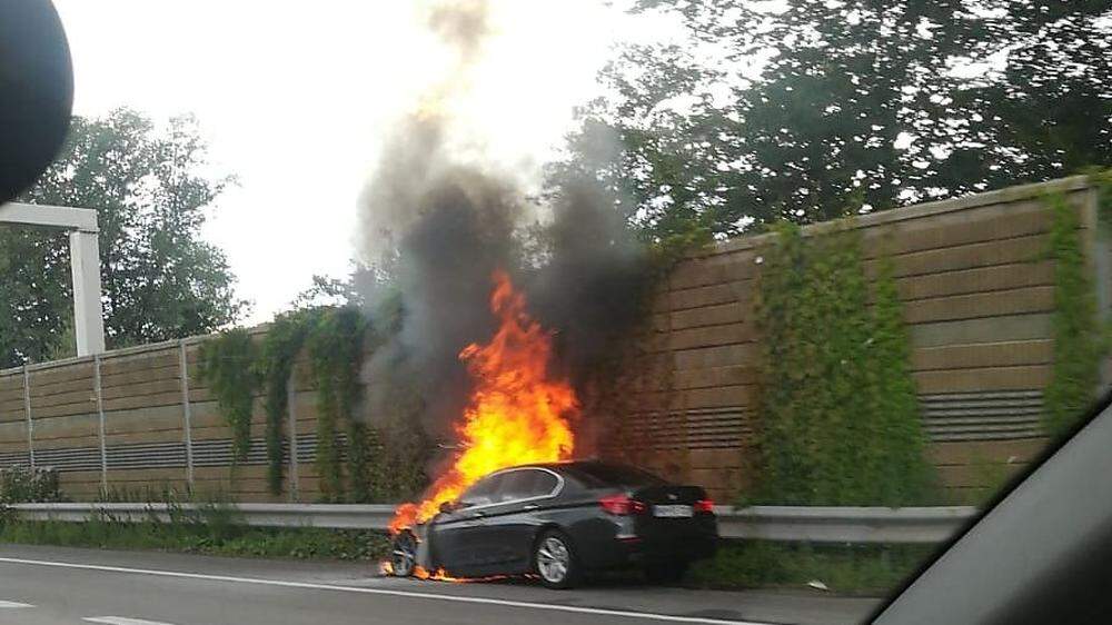 Brennendes Auto auf der Südautobahn