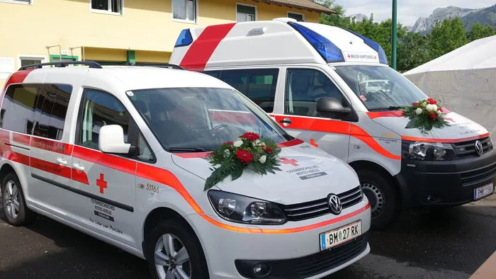 Die beiden Stars des Tages: Die neuen Fahrzeuge der Rot-Kreuz-Diensstelle Thörl vor ihrer feierlichen Weihe nach einem ökumenischen Gottesdienst.