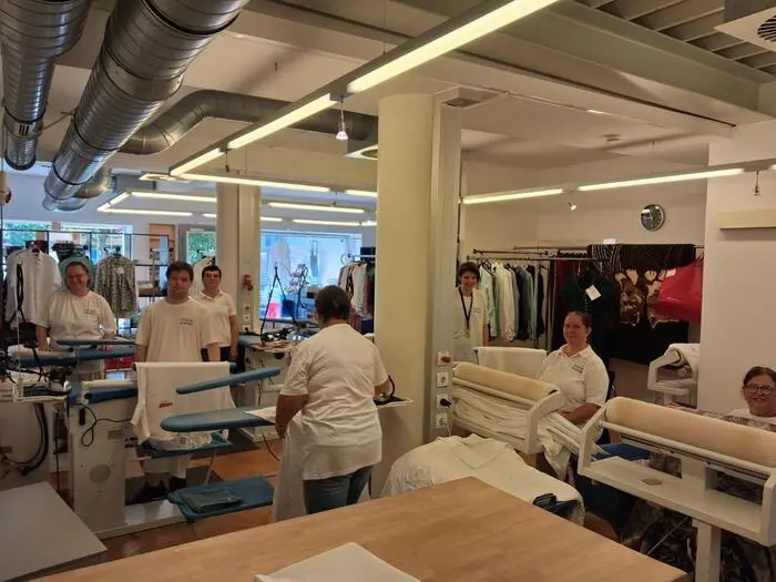 Neun Teilnehmerinnen und Teilnehmer sowie fünf Fachkräfte arbeiten bei der LebensGroß-Wäscherei in Deutschlandsberg