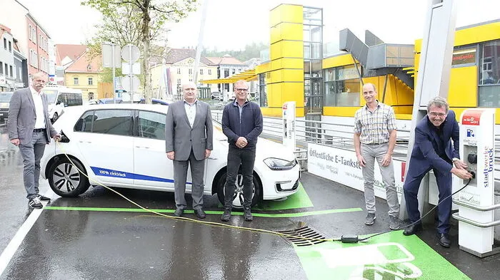 Bürgermeister Peter Koch (r.) steckt das Fahrzeug an