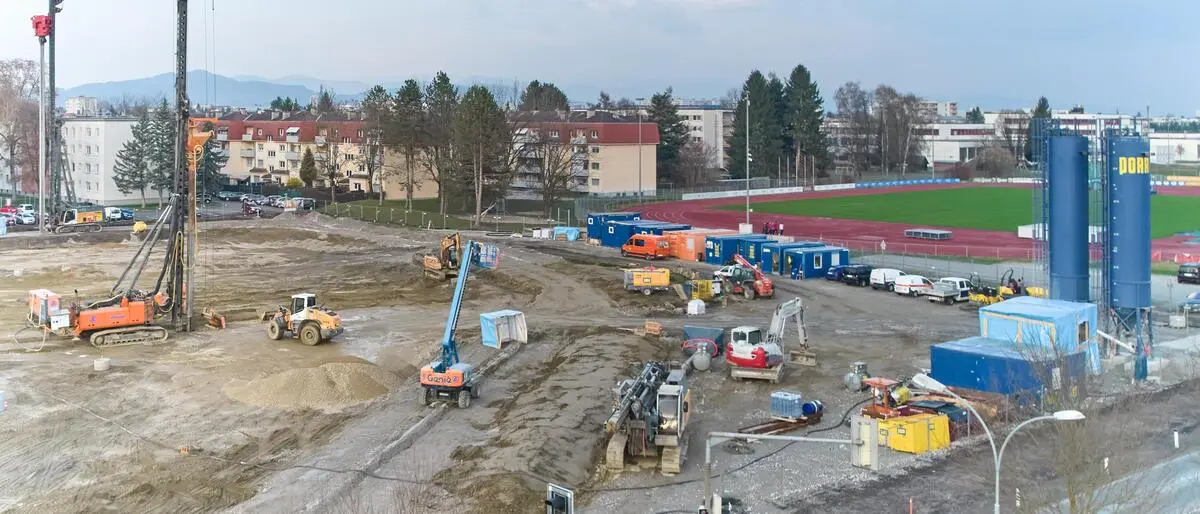 Am Klagenfurter Südring wird eifrig am Hallenbad gebaut