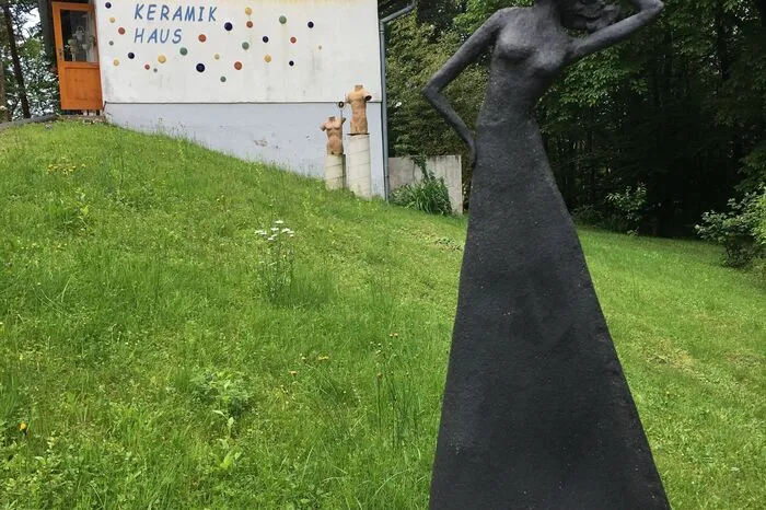 Skulptur von Lena Kremser aus Kopreinigg in Pölfing Brunn. www.keramik-lena.com