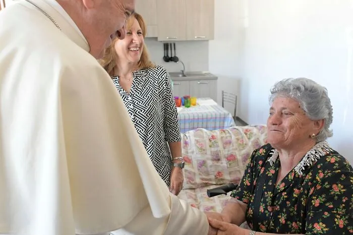 Viele Menschen leben noch immer in Notunterkünften, die Franziskus ebenfalls besichtigte.