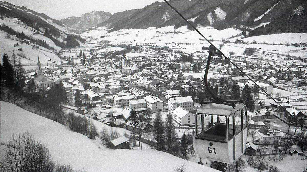 Am 21. Dezember 1972 eröffnete die erste Seilbahn auf die Planai, die 13 Jahre ihren Dienst versah