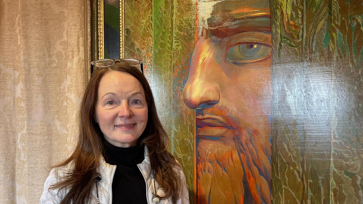 Silvia Hartleb vor dem Selbstporträt „Die goldene Nase“ von Ernst Fuchs